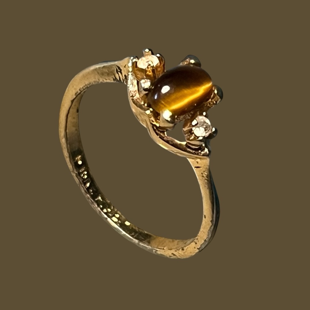 Tiger’s Eye and Quartz set in an 18k HGE- A Gold Setting. 5.5  1980